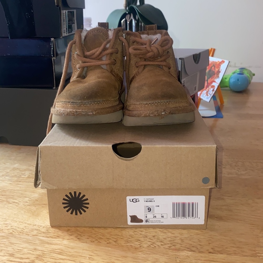 Tan uggs size 9 - Picture 2 of 7